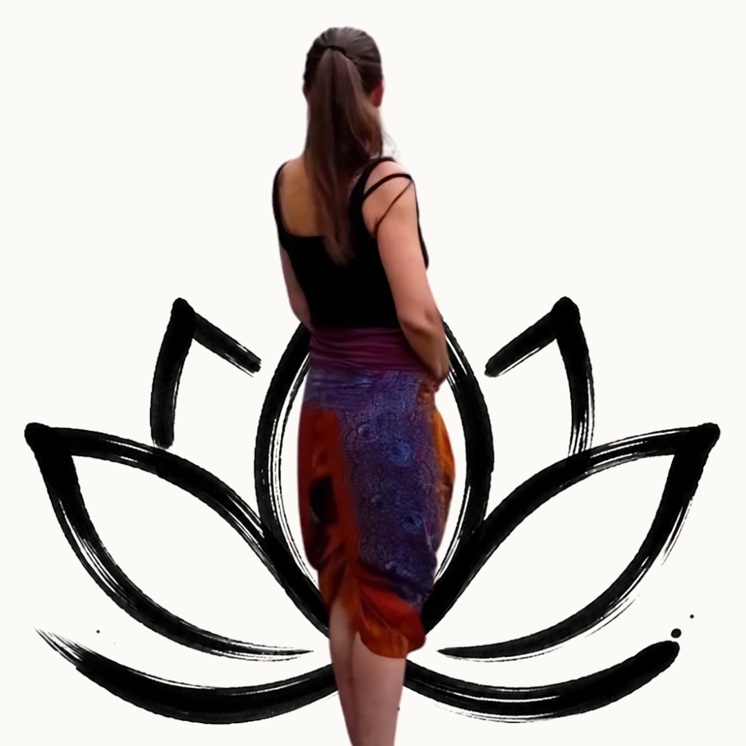 Simone Braun, Rückansicht in farbigem Sarong, mit handgemaltem Lotus im Hintergrund